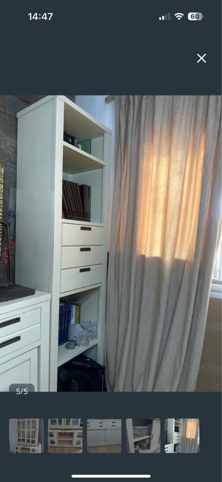 Mueble de madera con vitrina