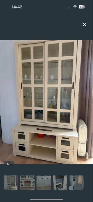 Mueble de madera con vitrina