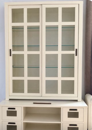 Mueble de madera con vitrina