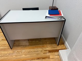 Mesa escritorio blanca con cajonera