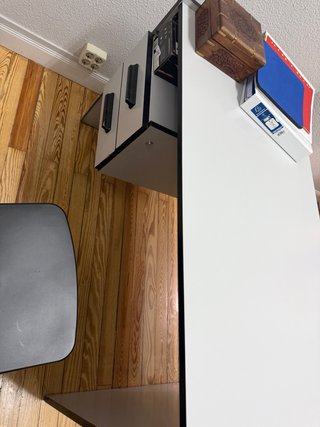 Mesa escritorio blanca con cajonera