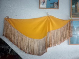 Mantoncillo flecos amarillo y marrón