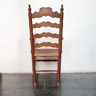 Sillón rústico de madera y mimbre