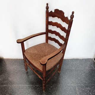 Sillón rústico de madera y mimbre