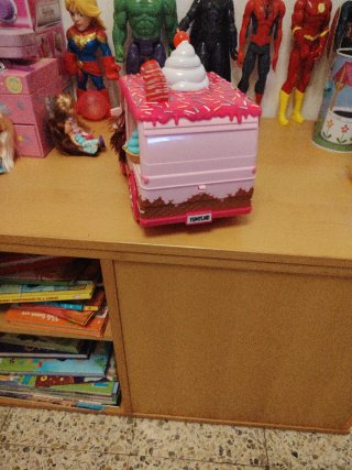Camión de helados de juguete rosa