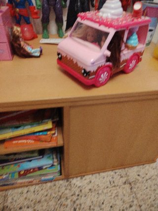 Camión de helados de juguete rosa