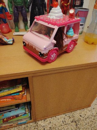 Camión de helados de juguete rosa