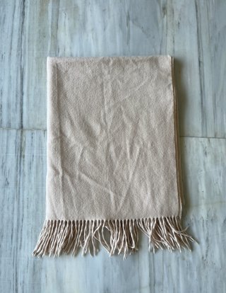 bufanda pañuelo beige con flecos