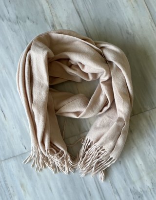 bufanda pañuelo beige con flecos