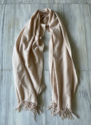 bufanda pañuelo beige con flecos