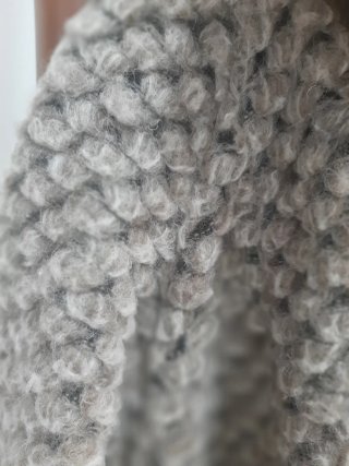 Abrigo tipo capa con pelo