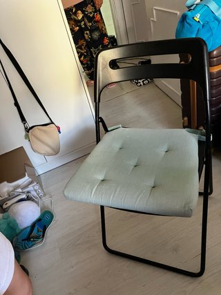 Silla plegable negra con cojin verde