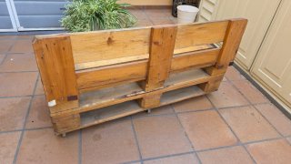 Sofá de palets con ruedas giratorias