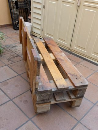 Sofá de palets con ruedas giratorias