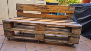 Sofá de palets con ruedas giratorias