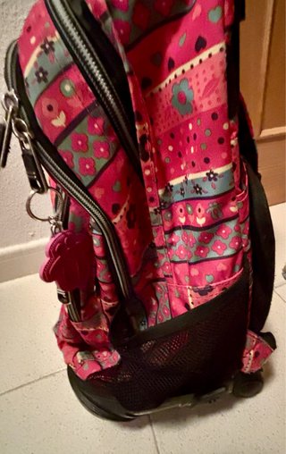 Mochila escolar con ruedas y estampado
