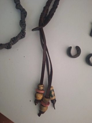 Colgantes, pulseras y pendientes cuero artesanía
