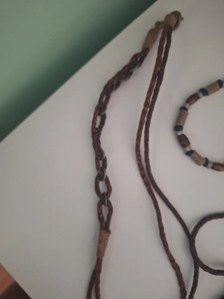 Colgantes, pulseras y pendientes cuero artesanía