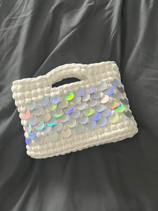 Bolso blanco con lentejuelas