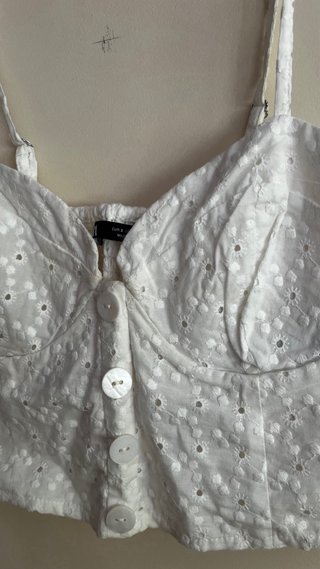 Top blanco brocado con botones