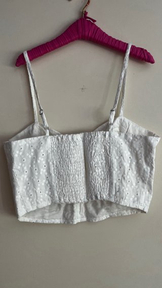 Top blanco brocado con botones