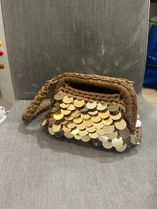 Bolso marrón con lentejuelas doradas