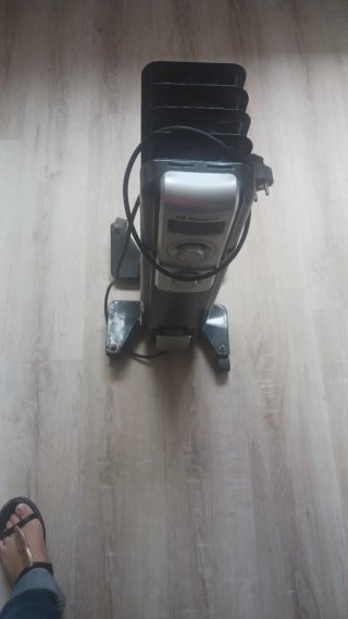 Radiador eléctrico negro y plateado