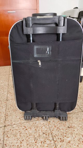 Maleta de viaje negra con ruedas
