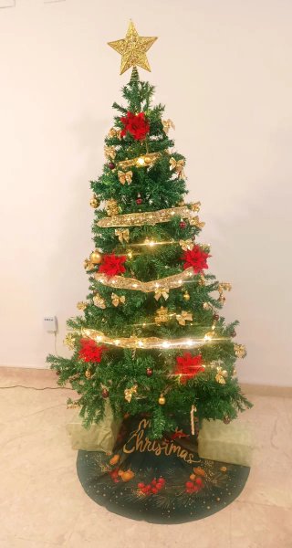 Árbol de Navidad Decorado con Luces y Adornos