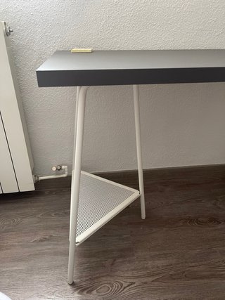 Mesa de estudio Ikea gris y blanca.