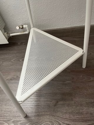 Mesa de estudio Ikea gris y blanca.