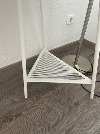 Mesa de estudio Ikea gris y blanca.