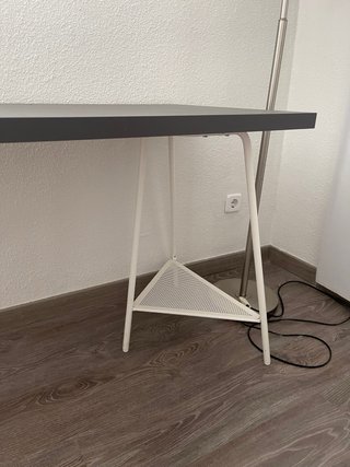 Mesa de estudio Ikea gris y blanca.