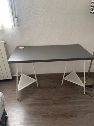 Mesa de estudio Ikea gris y blanca.