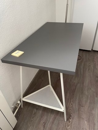 Mesa de estudio Ikea gris y blanca.