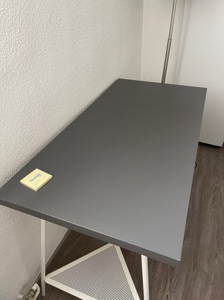 Mesa de estudio Ikea gris y blanca.
