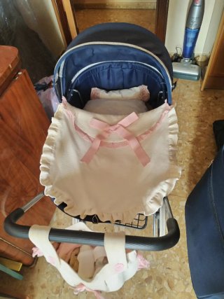 Carro de muñecas azul con accesorios
