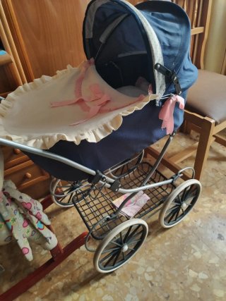 Carro de muñecas azul con accesorios