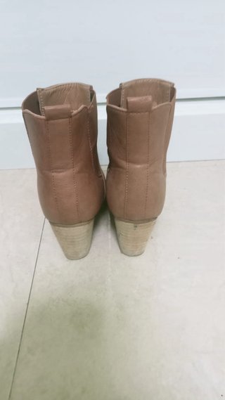 Botines de tacón color camel
