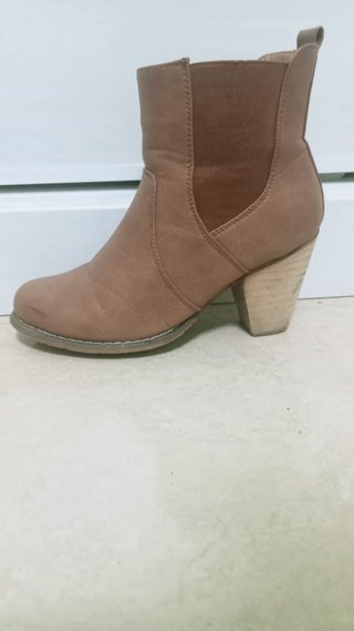 Botines de tacón color camel