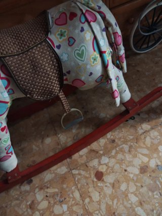 Caballo balancín infantil