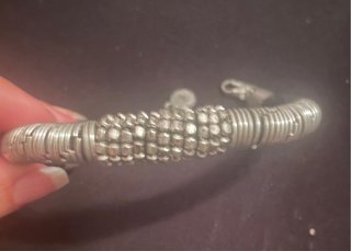 Pulsera trenzada negra con detalles metálicos