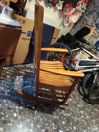 Mecedora de madera estilo clásico (solo recogida)