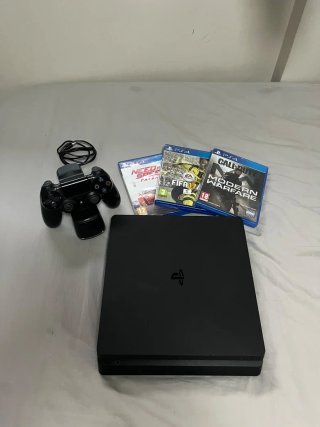 PS4 (PlayStation 4) Negra + 3 Juegos