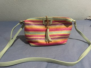 Bolso de hombro de paja a rayas.