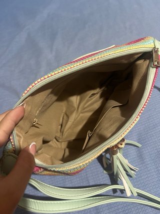 Bolso de hombro de paja a rayas.