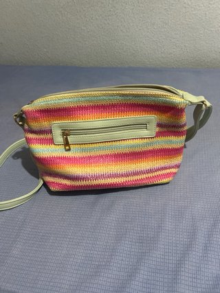 Bolso de hombro de paja a rayas.