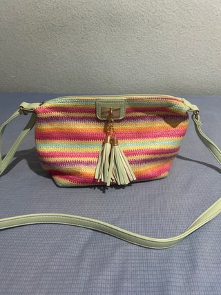 Bolso de hombro de paja a rayas.