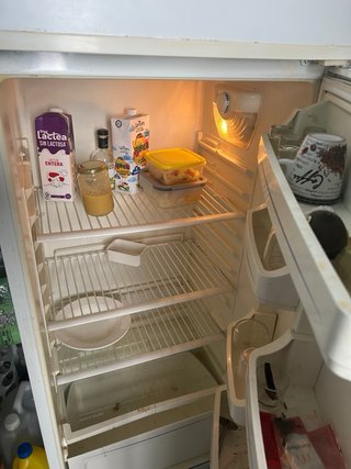 Nevera blanca con congelador superior
