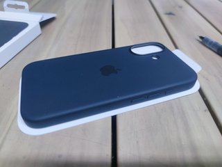 Funda de silicona con MagSafe para el iPhone 16 - Negro